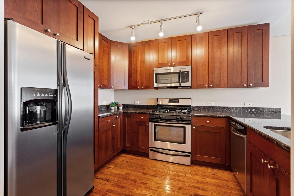 657 W Fulton Street 703