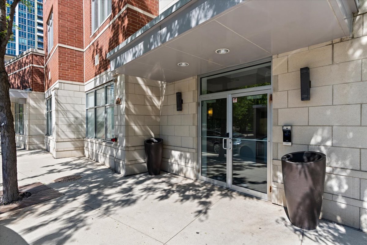 657 W Fulton Street 703