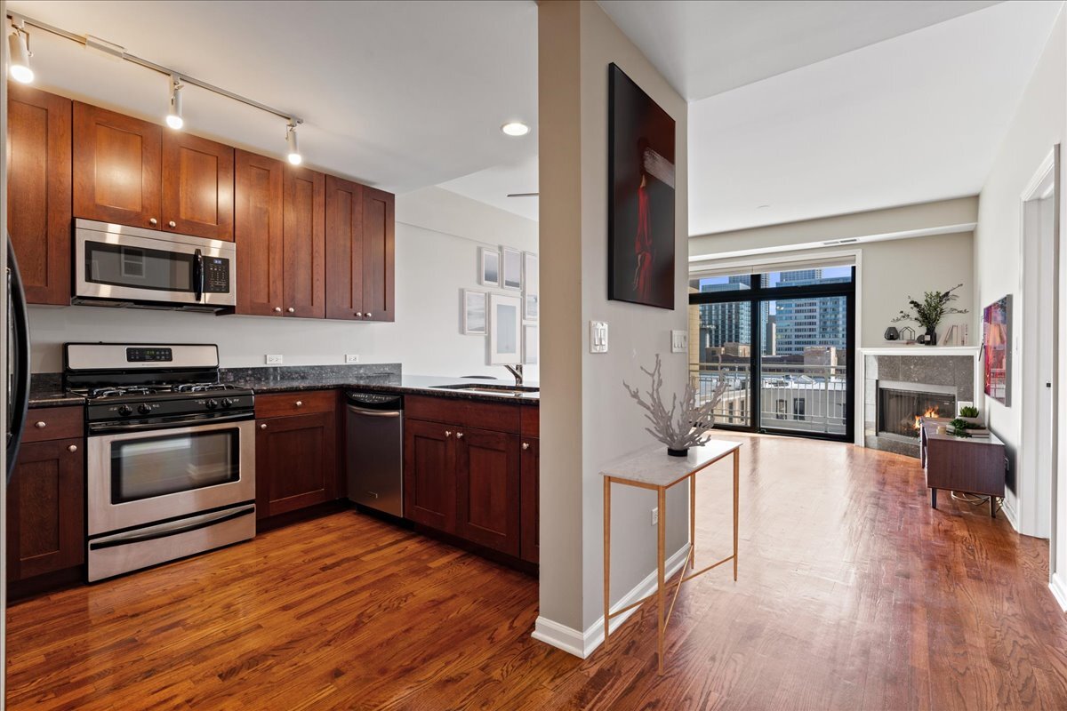 657 W Fulton Street 703