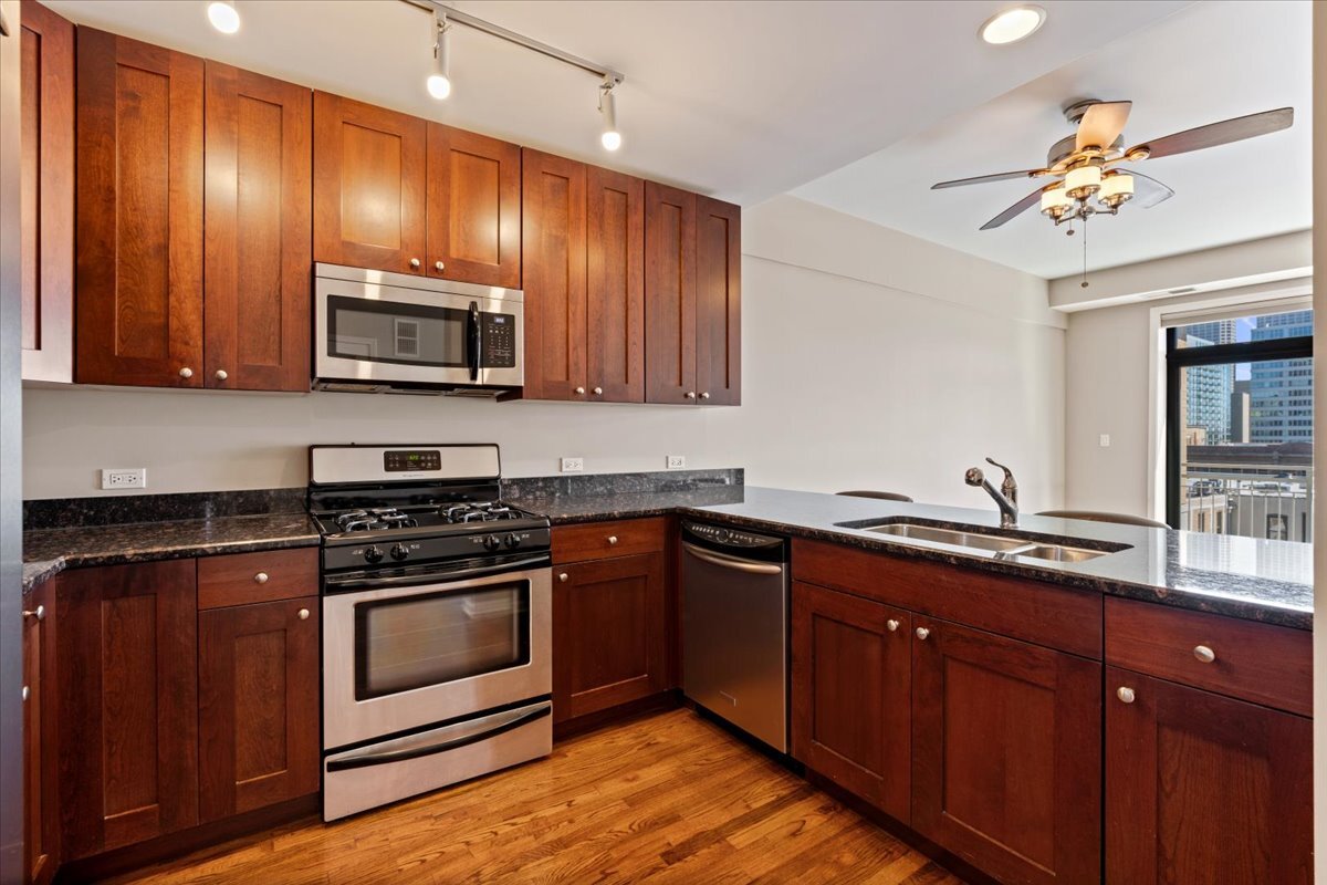 657 W Fulton Street 703