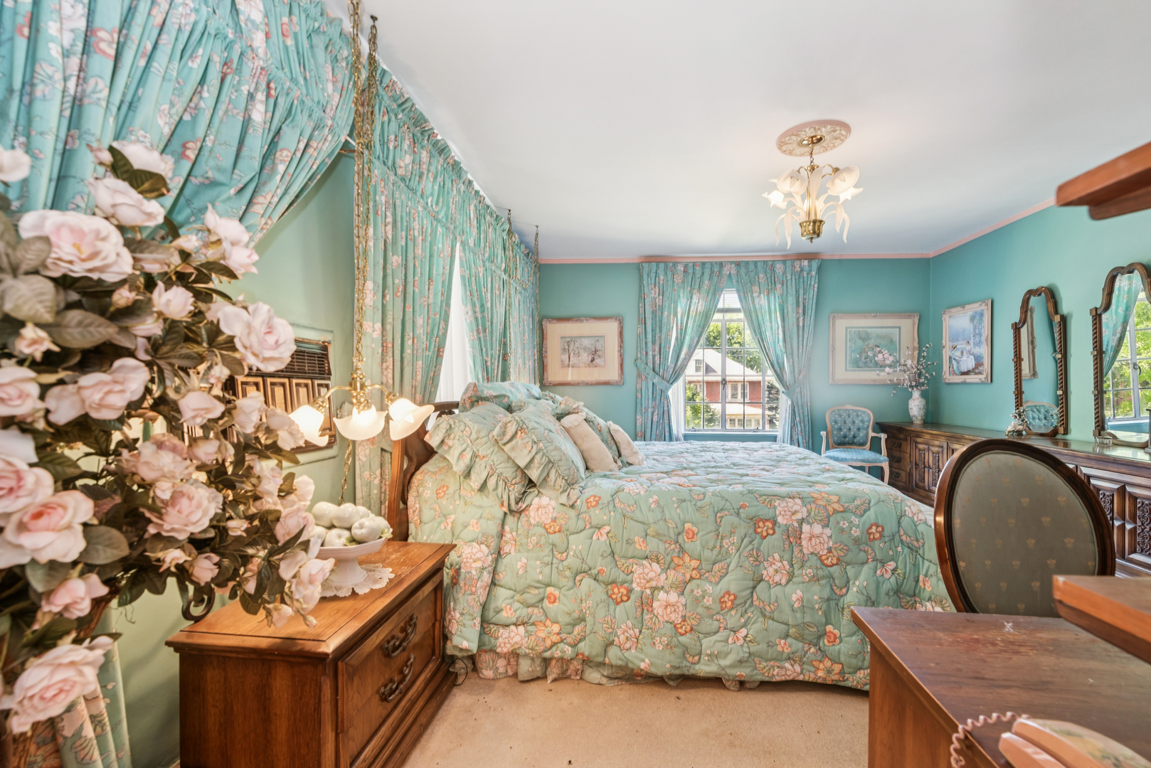 Chicago, Illinois 60649, United States, 4 Bedrooms Bedrooms, ,3 BathroomsBathrooms,Residential,Active,238971