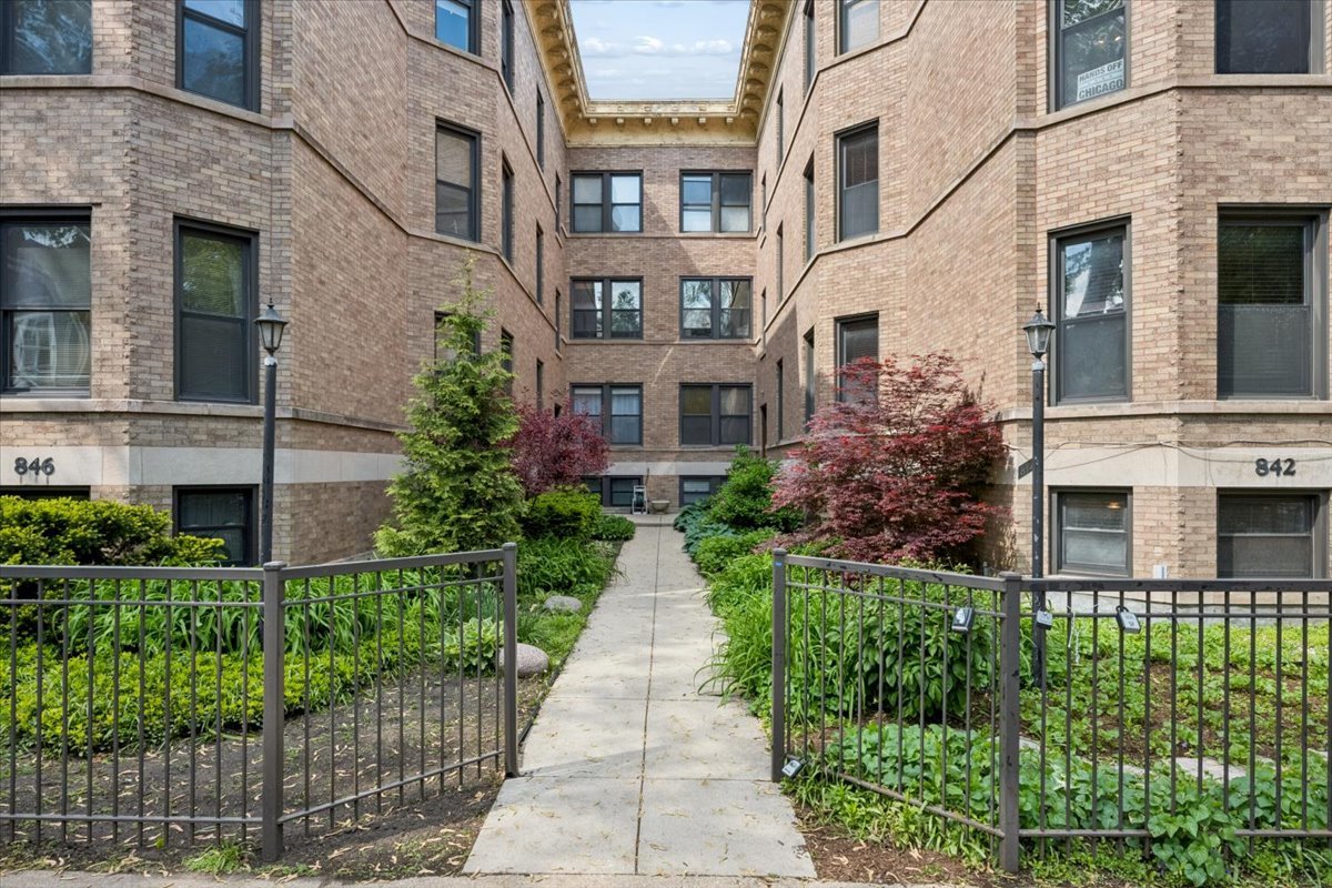 842 W Newport Avenue 2S