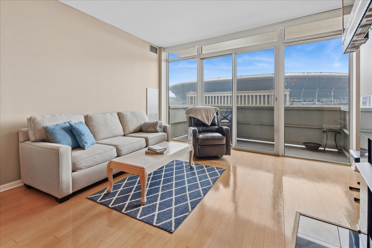 1515 S Prairie Avenue 608