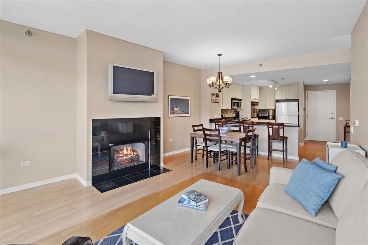 1515 S Prairie Avenue 608
