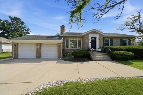 Photo of 1402 E Evergreen Street, Wheaton, IL 60187 (MLS # 12750727)