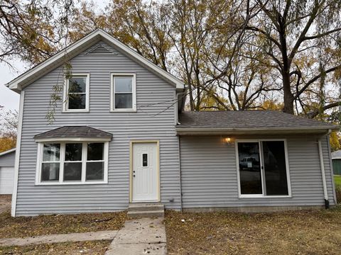 Photo of 102 8th Avenue, Mendota, IL 61342 (MLS # 12516050)