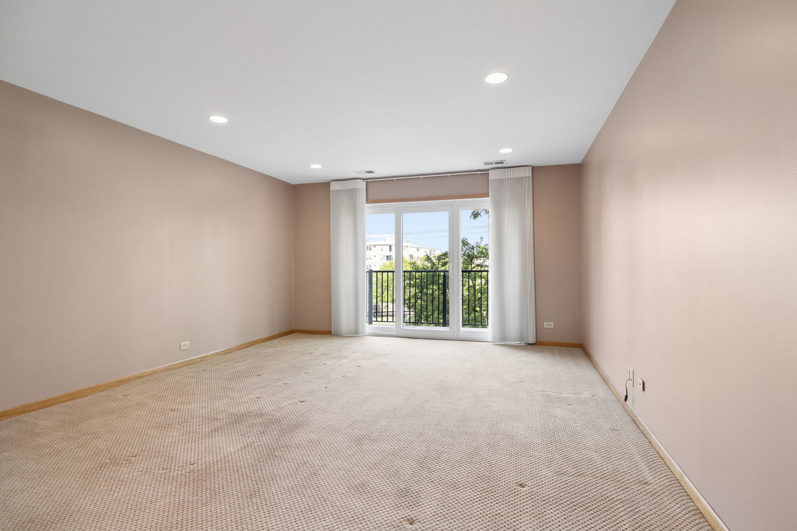 907 Curtiss Street 304