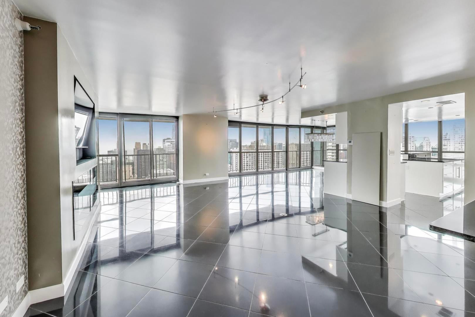 10 E ONTARIO Street 5001-02