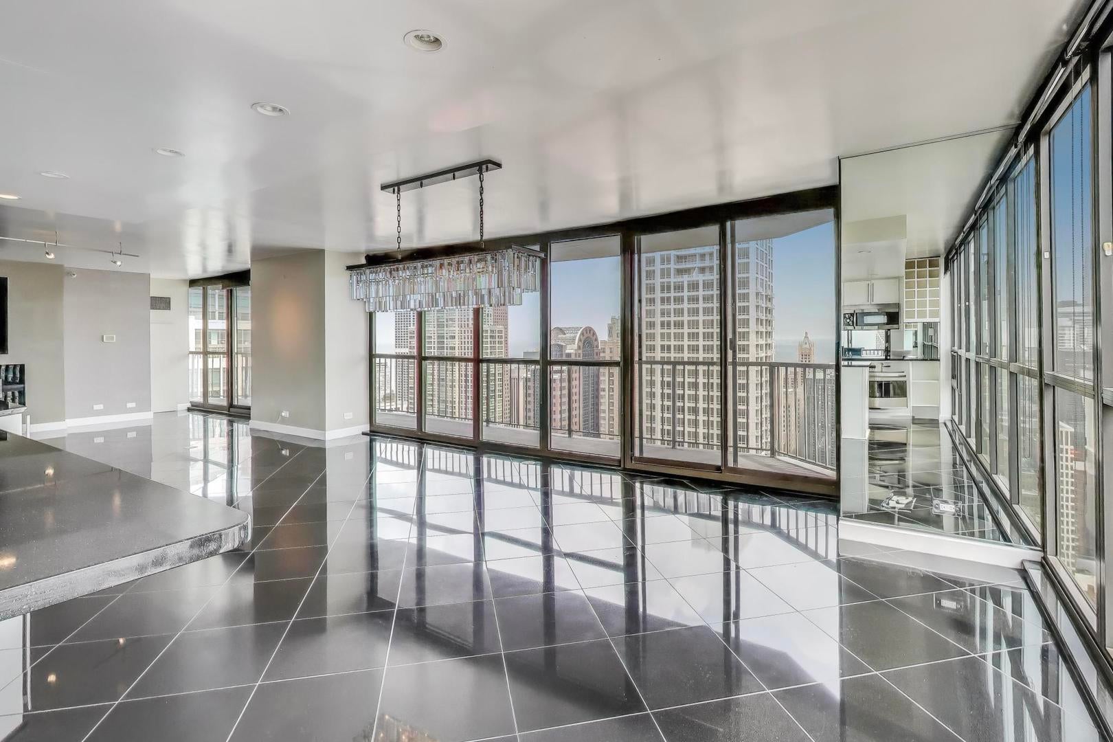 10 E ONTARIO Street 5001-02