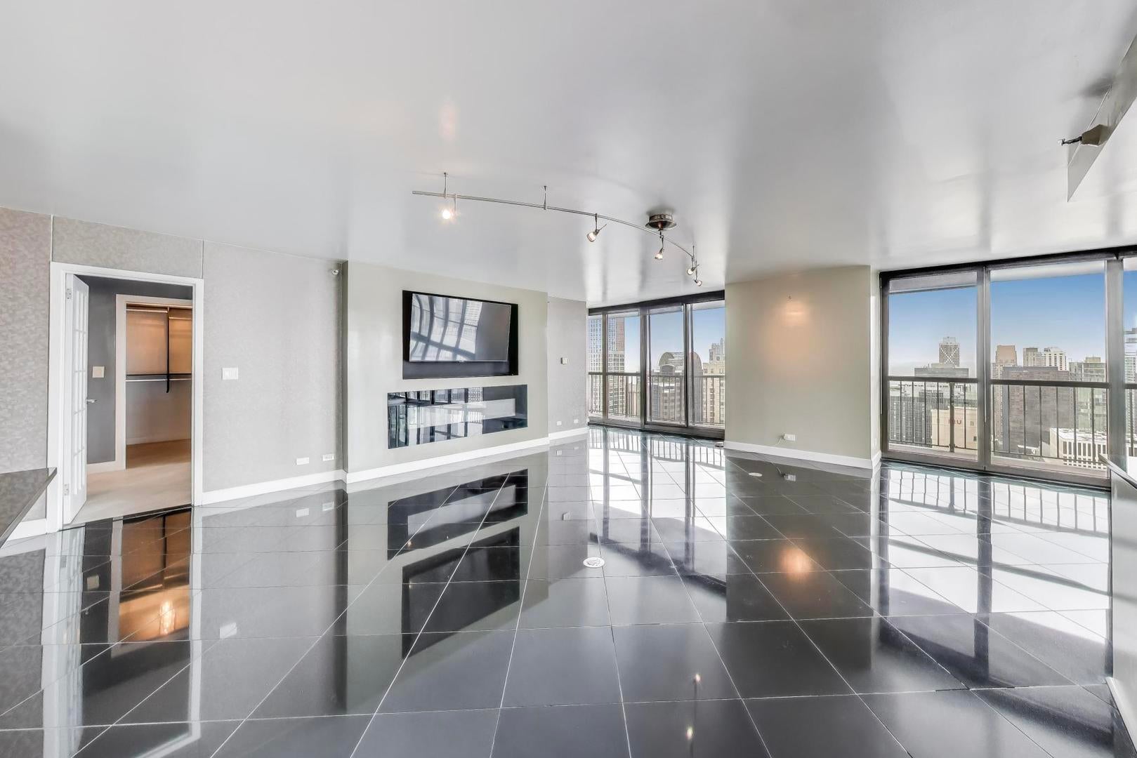10 E ONTARIO Street 5001-02