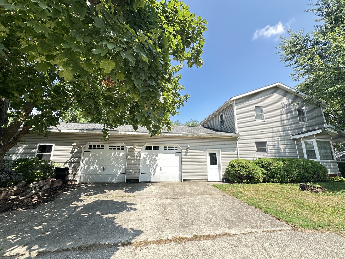 101 E Illinois Street