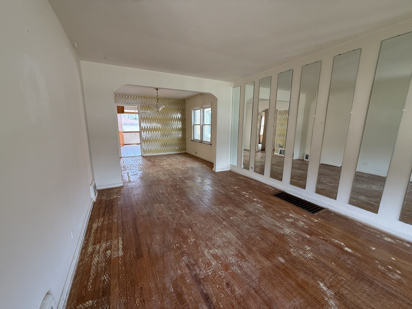 8842 S CREGIER Avenue