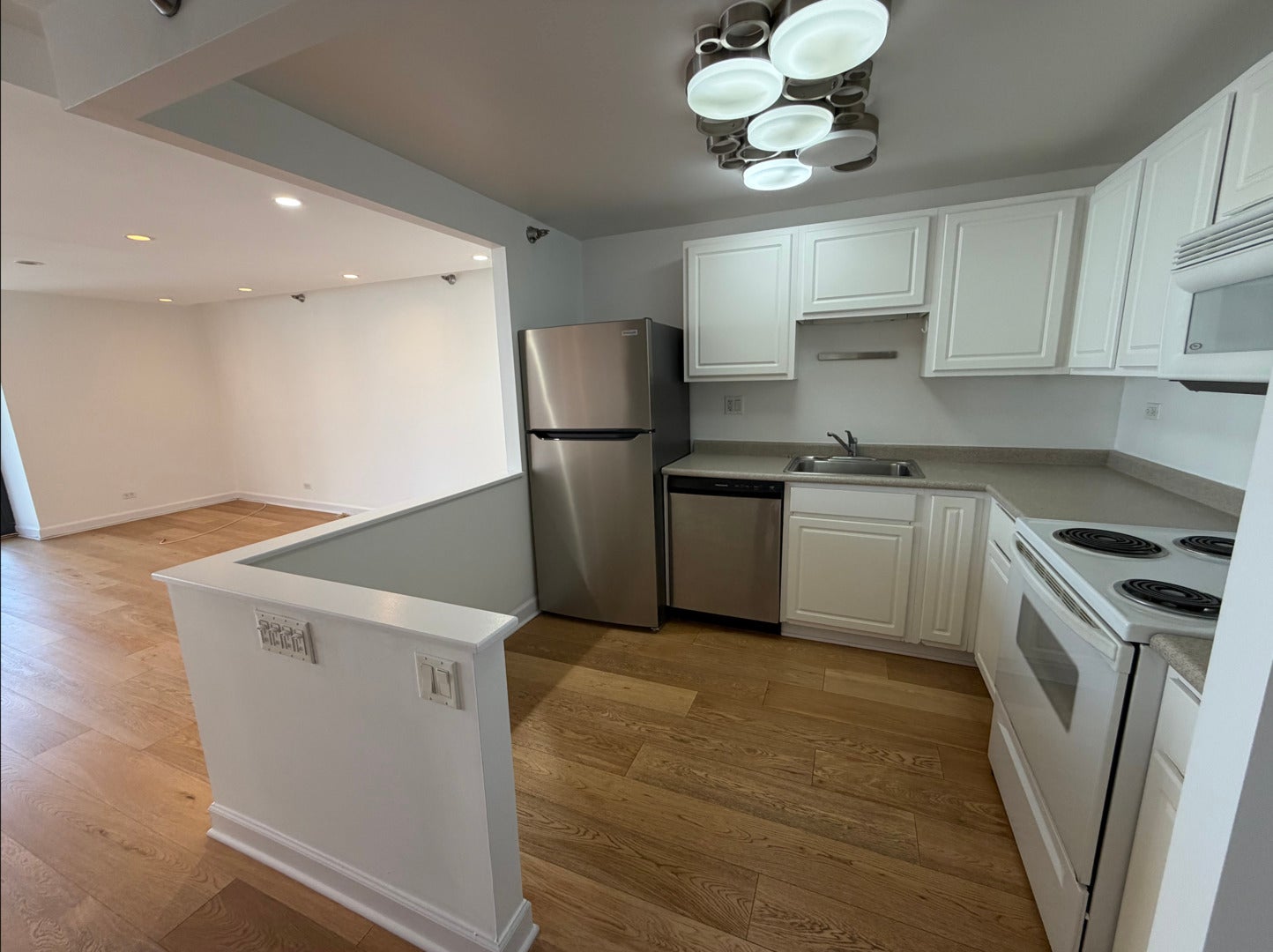 10 E ONTARIO Street 4901