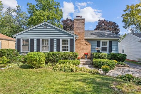 Photo of 733 S Prairie Avenue, Barrington, IL 60010 (MLS # 12469229) Photo of 733 S Prairie Avenue, Barrington, IL 60010 (MLS # 12469229)