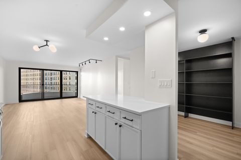 Tiny photo for 2020 N Lincoln Park W Park #6E, Chicago, IL 60614 (MLS # 12539265)