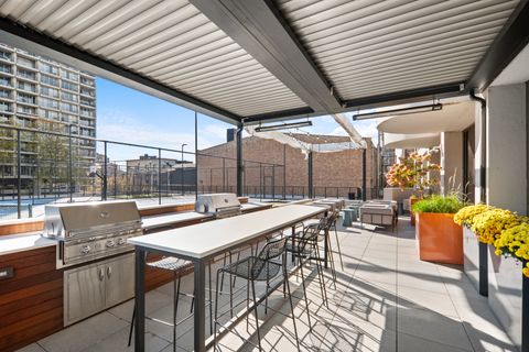 Tiny photo for 2020 N Lincoln Park W Park #6E, Chicago, IL 60614 (MLS # 12539265)