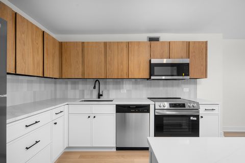 Tiny photo for 2020 N Lincoln Park W Park #6E, Chicago, IL 60614 (MLS # 12539265)