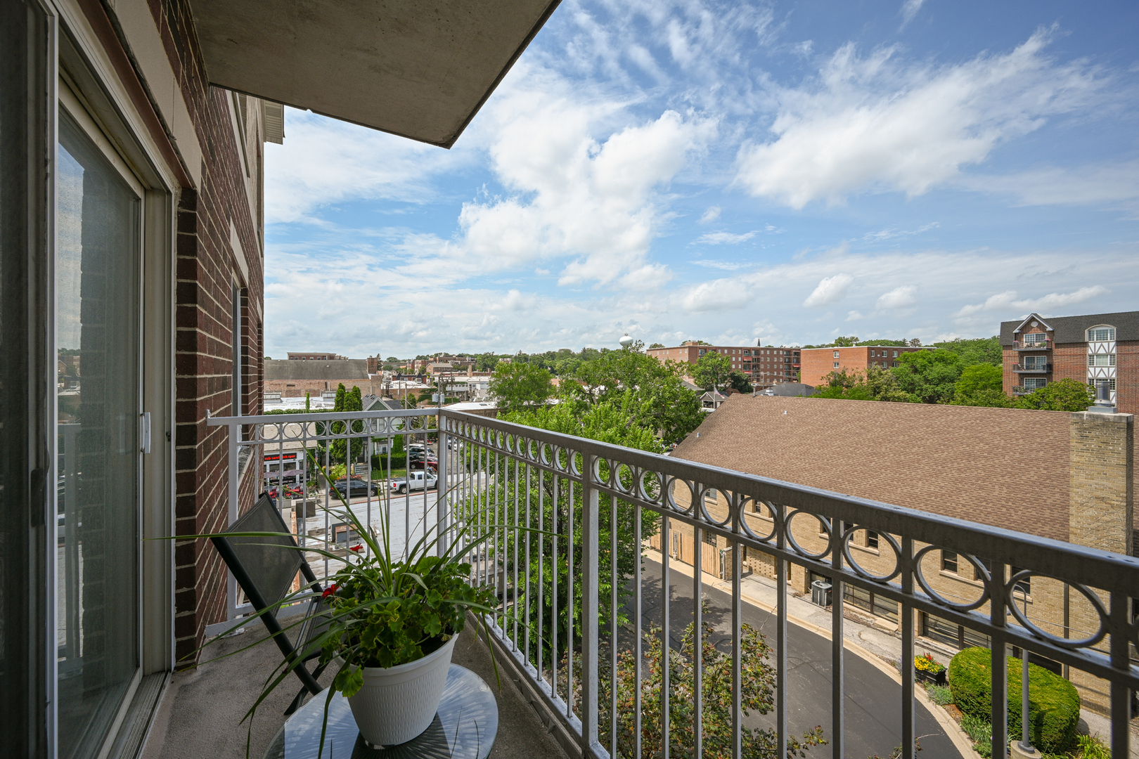 570 Crescent Boulevard 403