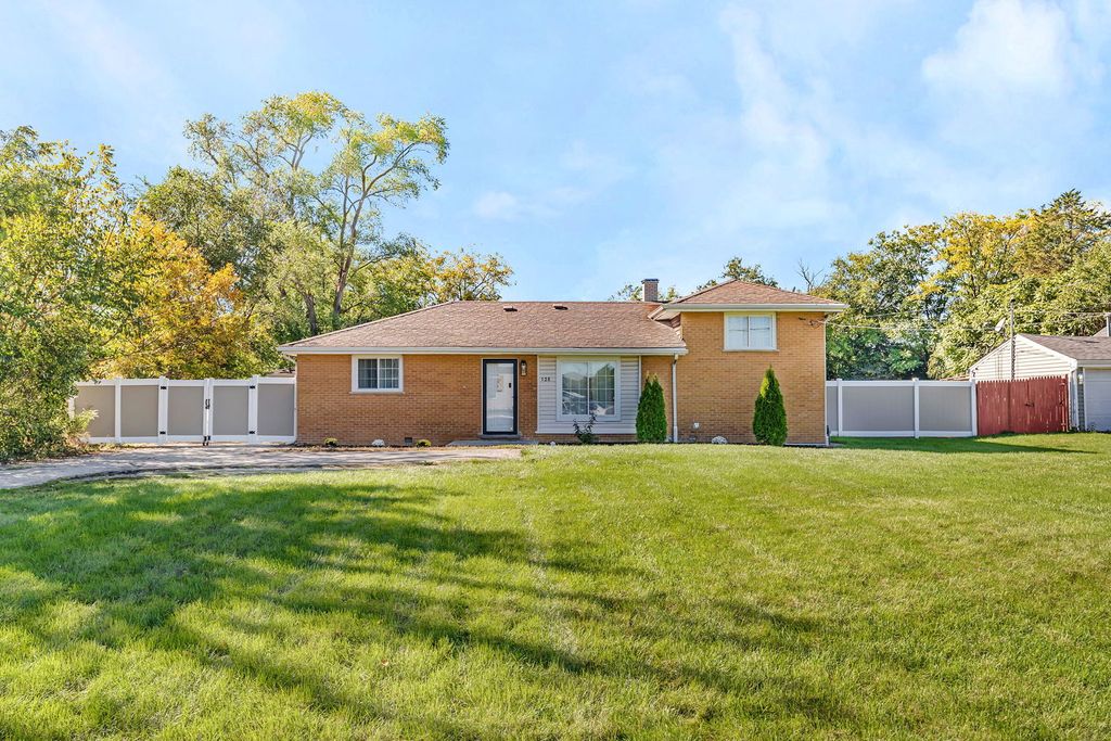 Photo for 128 S Villa Avenue S, Addison, IL 60101 (MLS # 12496213)