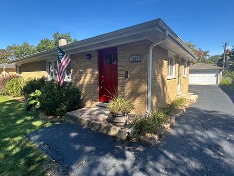 Tiny photo for 1317 N Mitchell Avenue, Arlington Heights, IL 60004 (MLS # 12445496)