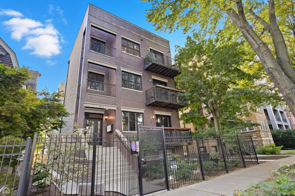 Photo for 1313 W Carmen Avenue #3N, Chicago, IL 60640 (MLS # 12484801)