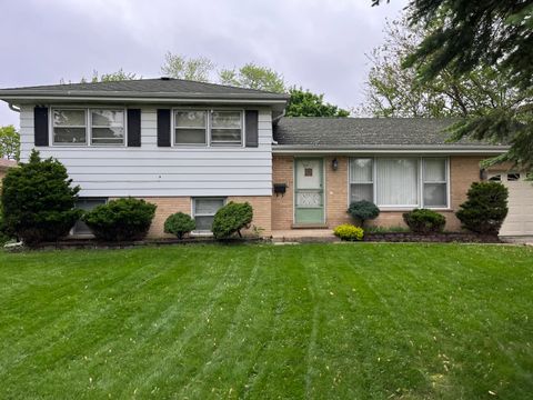 Tiny photo for 1602 W Willow Lane, Mount Prospect, IL 60056 (MLS # 12195769)