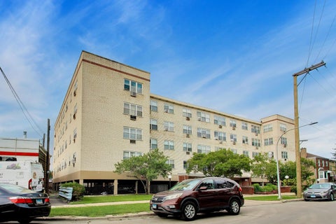 Photo of 6040 N TROY Street #401, Chicago, IL 60659 (MLS # 12774372)