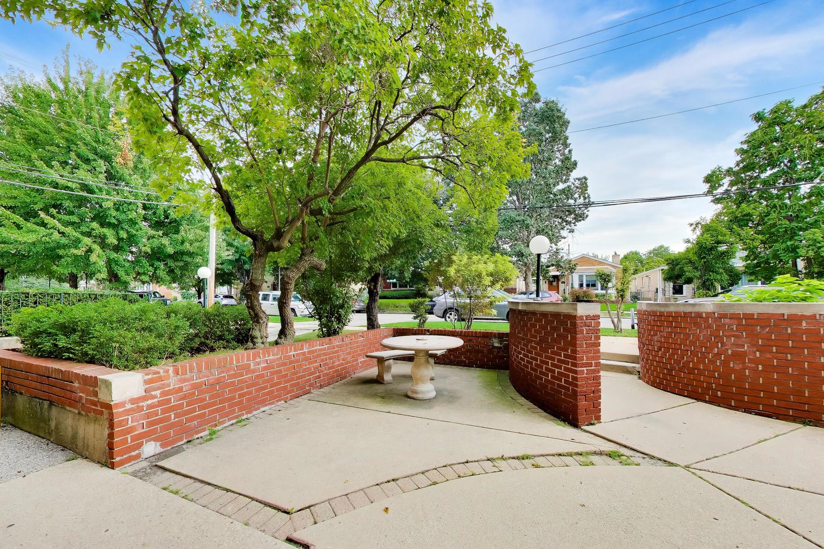6040 N TROY Street 401