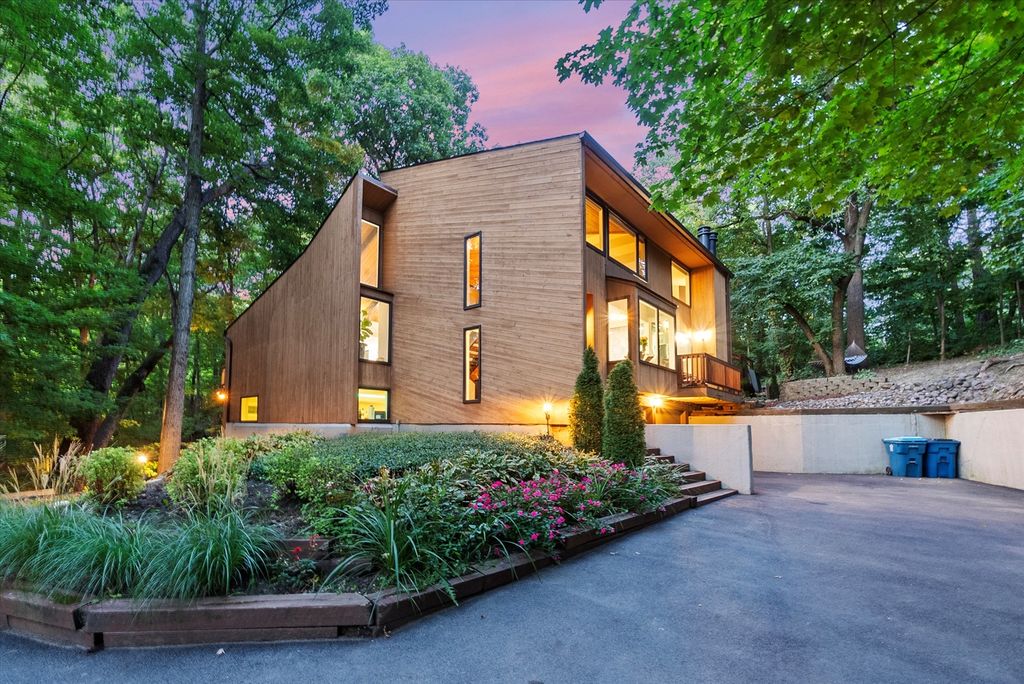 Photo for 11905 S Lakewood Avenue, Palos Park, IL 60464 (MLS # 12476268)