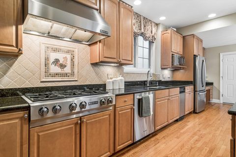 Tiny photo for 716 E Sunnyside Avenue, Libertyville, IL 60048 (MLS # 12567568)