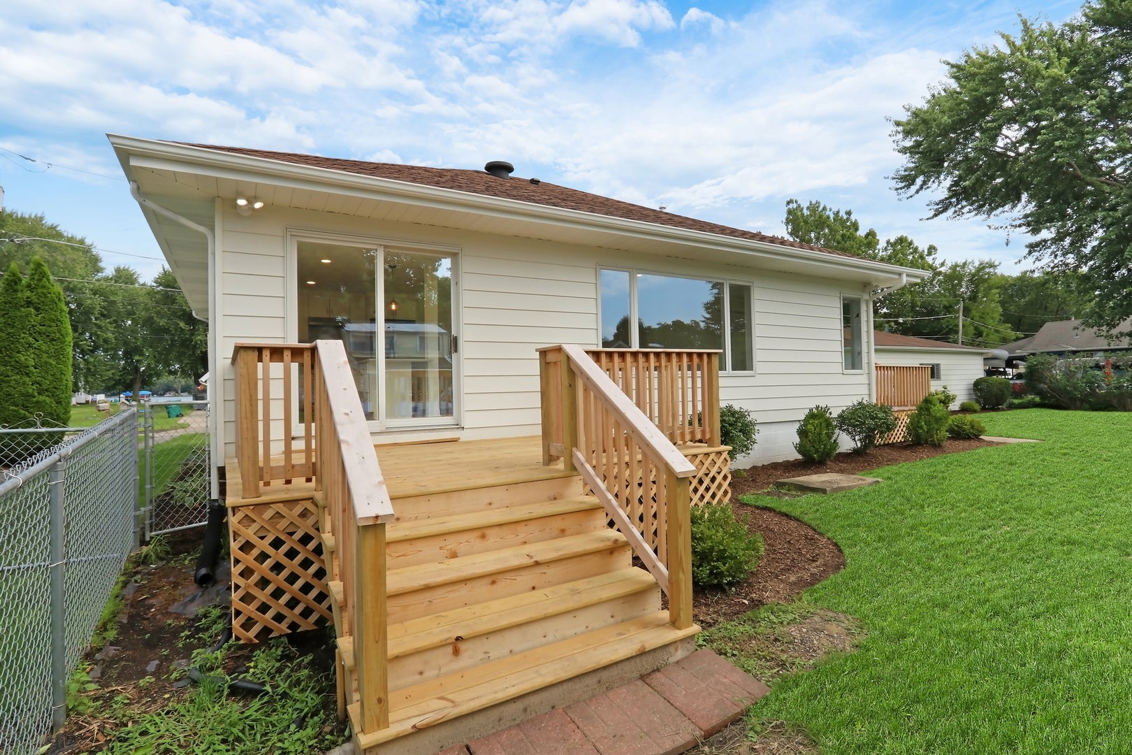 28 Lakeside Lane
