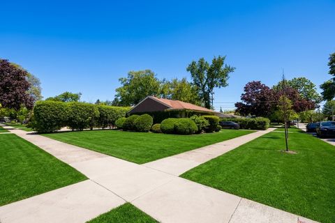 Tiny photo for 901 Park Plaine Avenue, Park Ridge, IL 60068 (MLS # 12621001)