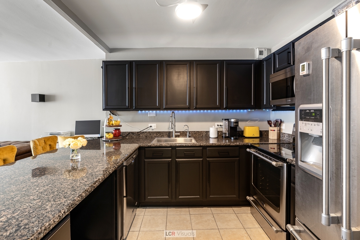 525 W Hawthorne Place 203