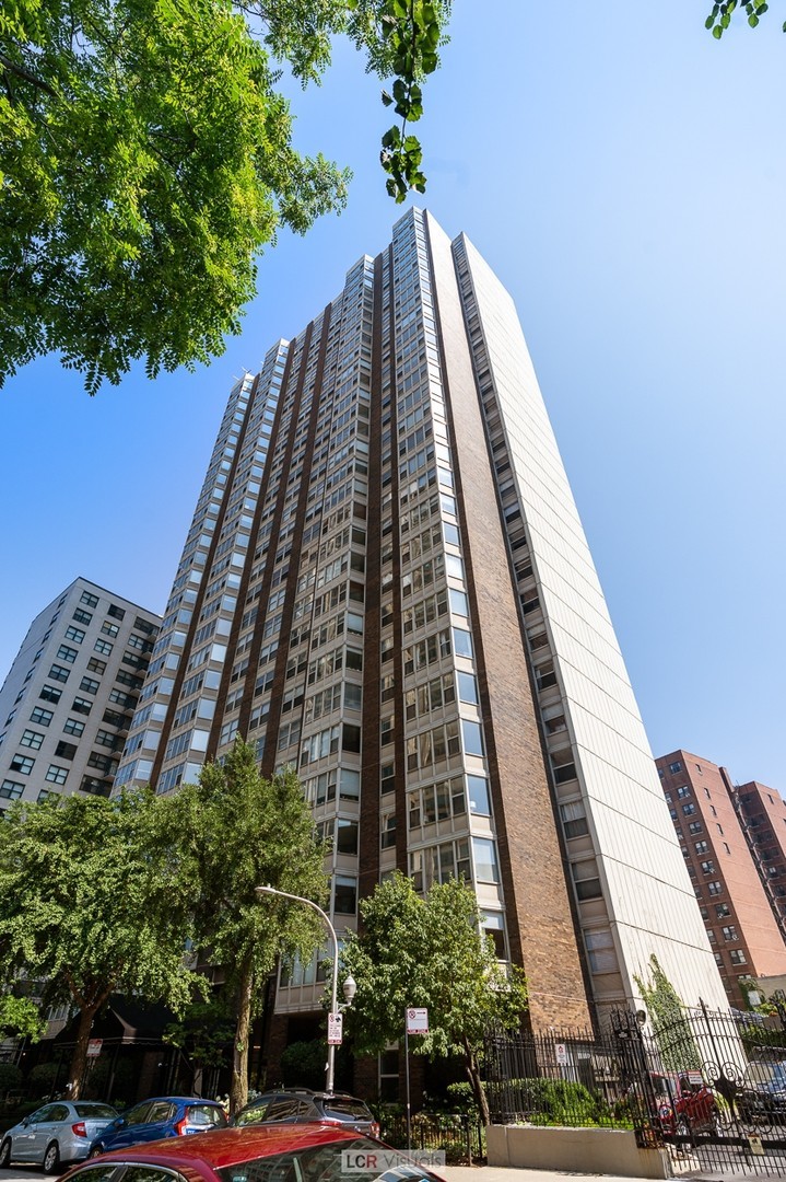 525 W Hawthorne Place 203