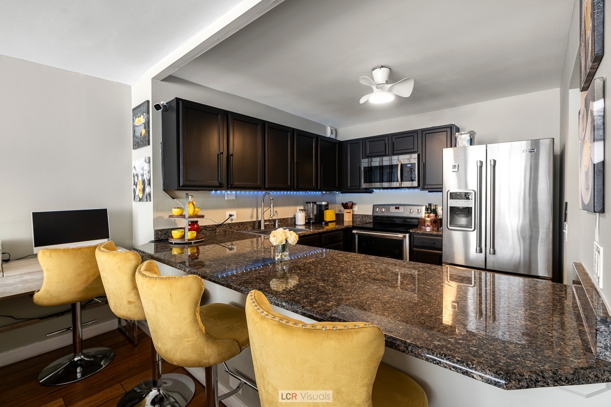 525 W Hawthorne Place 203