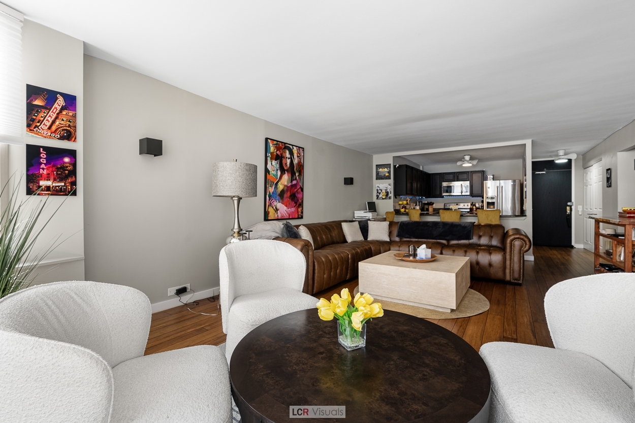 525 W Hawthorne Place 203