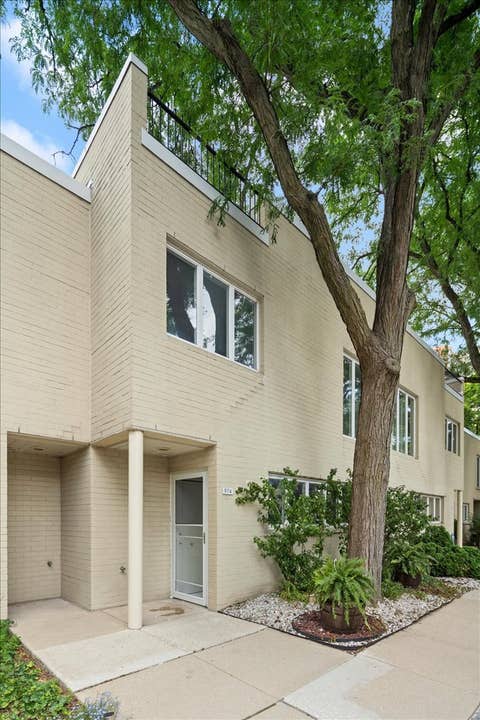Photo of 974 S Park Terrace, Chicago, IL 60605 (MLS # 12714456)