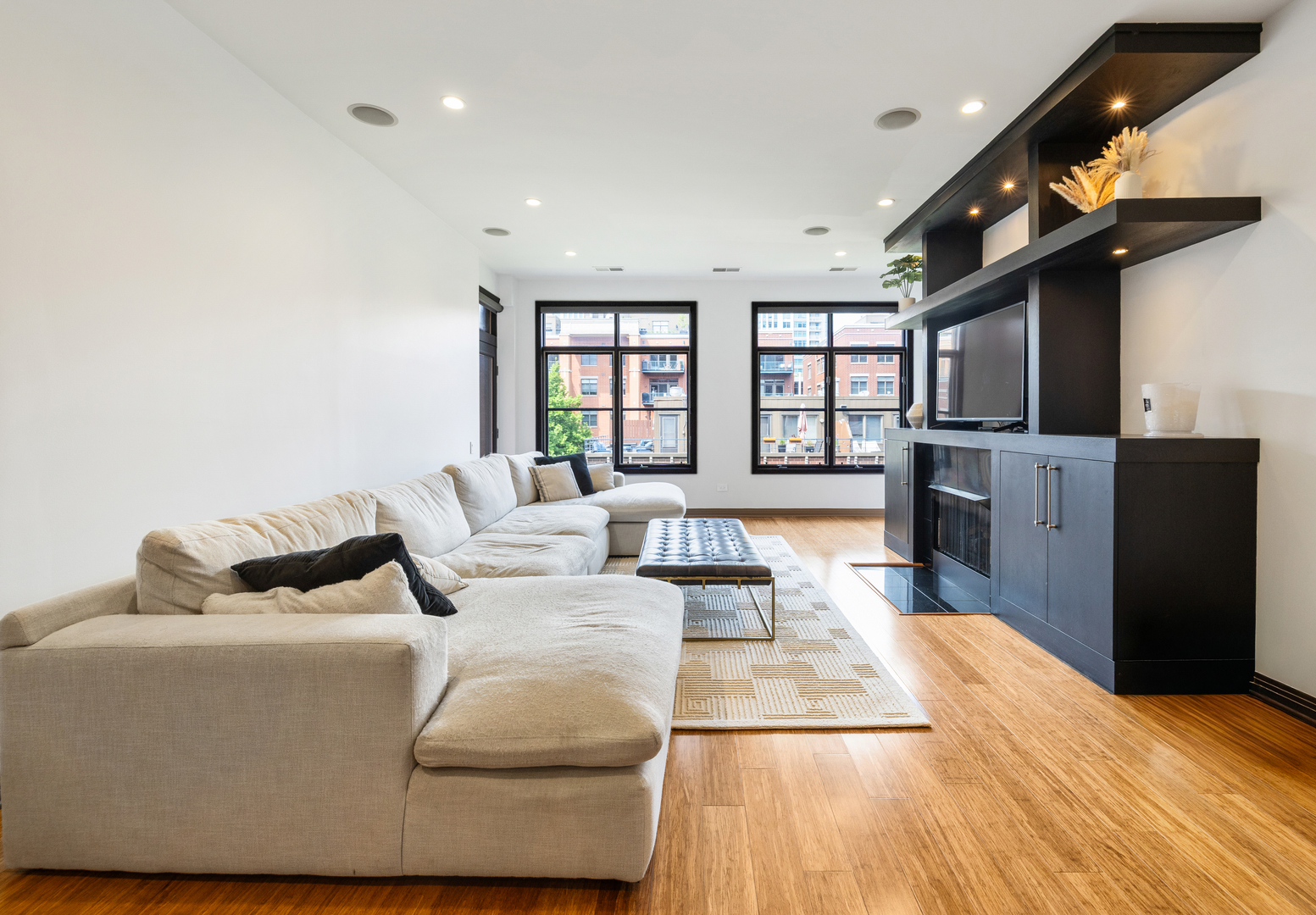 560 W Fulton Street 403