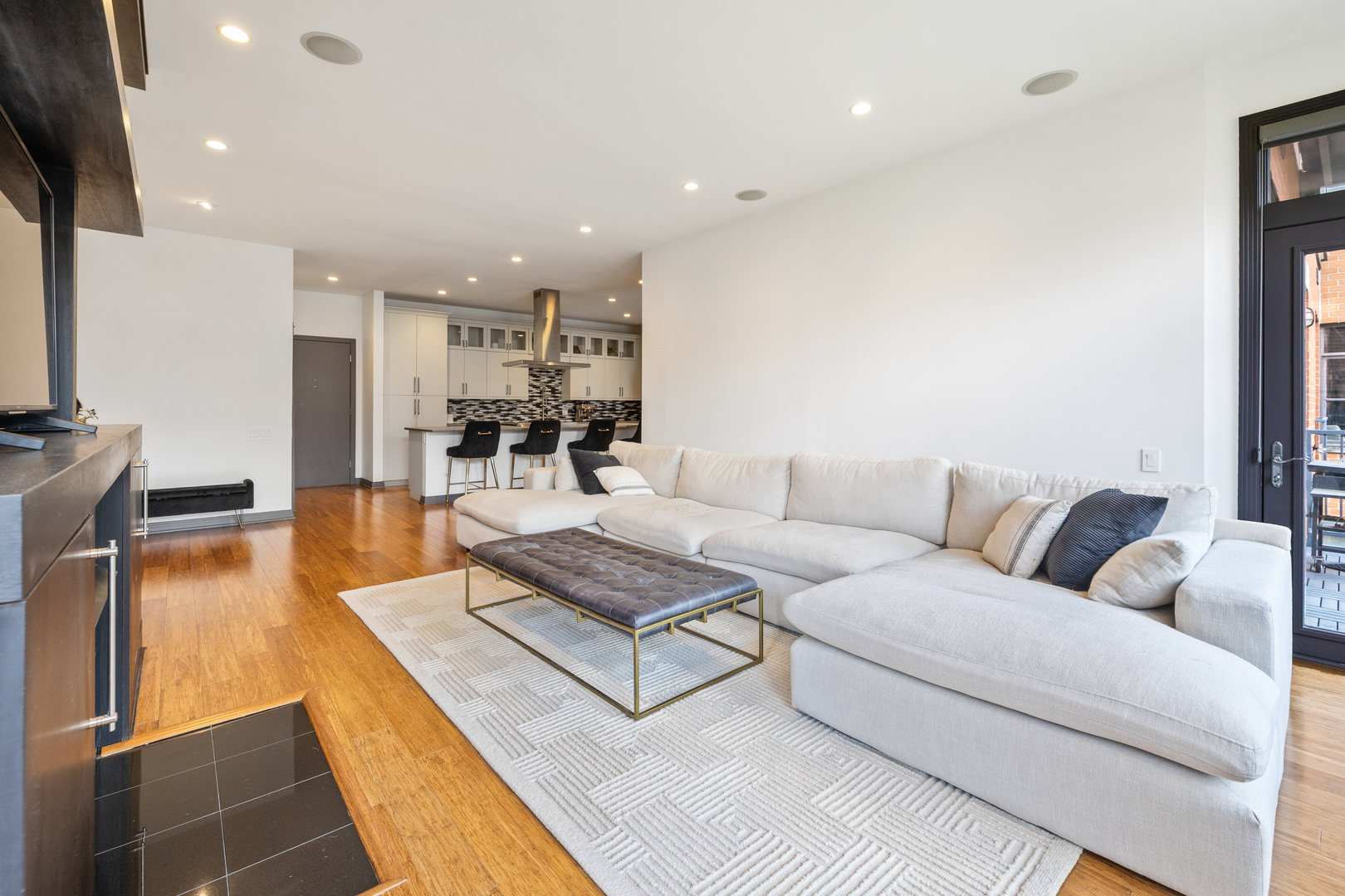 560 W Fulton Street 403