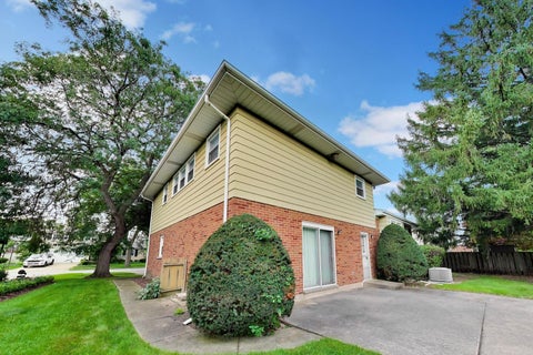 Tiny photo for 1910 E Robinhood Lane, Arlington Heights, IL 60004 (MLS # 12736455)