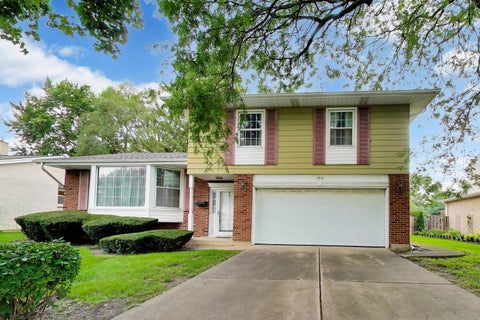 Tiny photo for 1910 E Robinhood Lane, Arlington Heights, IL 60004 (MLS # 12736455)