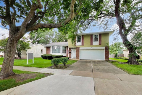 Tiny photo for 1910 E Robinhood Lane, Arlington Heights, IL 60004 (MLS # 12736455)