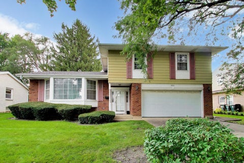 Photo of 1910 E Robinhood Lane, Arlington Heights, IL 60004 (MLS # 12736455)