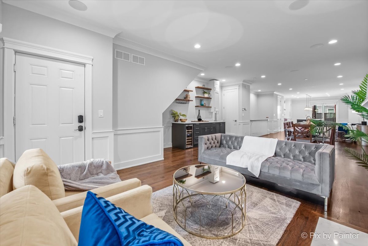 3414 N SEMINARY Avenue 1
