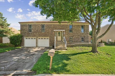 Photo of 532 Iroquois Trail, Carol Stream, IL 60188 (MLS # 12679136)