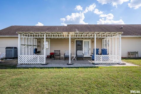 Tiny photo for 1414 E Willow Drive, Marion, IL 62959 (MLS # QC4266684)