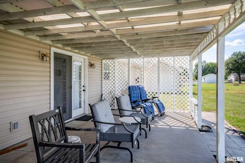 Tiny photo for 1414 E Willow Drive, Marion, IL 62959 (MLS # QC4266684)