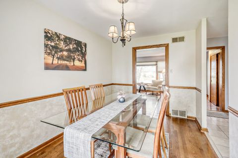 Tiny photo for 1605 W Fremont Street, Arlington Heights, IL 60005 (MLS # 12601219)