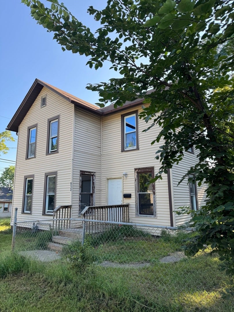 913 VINE Street