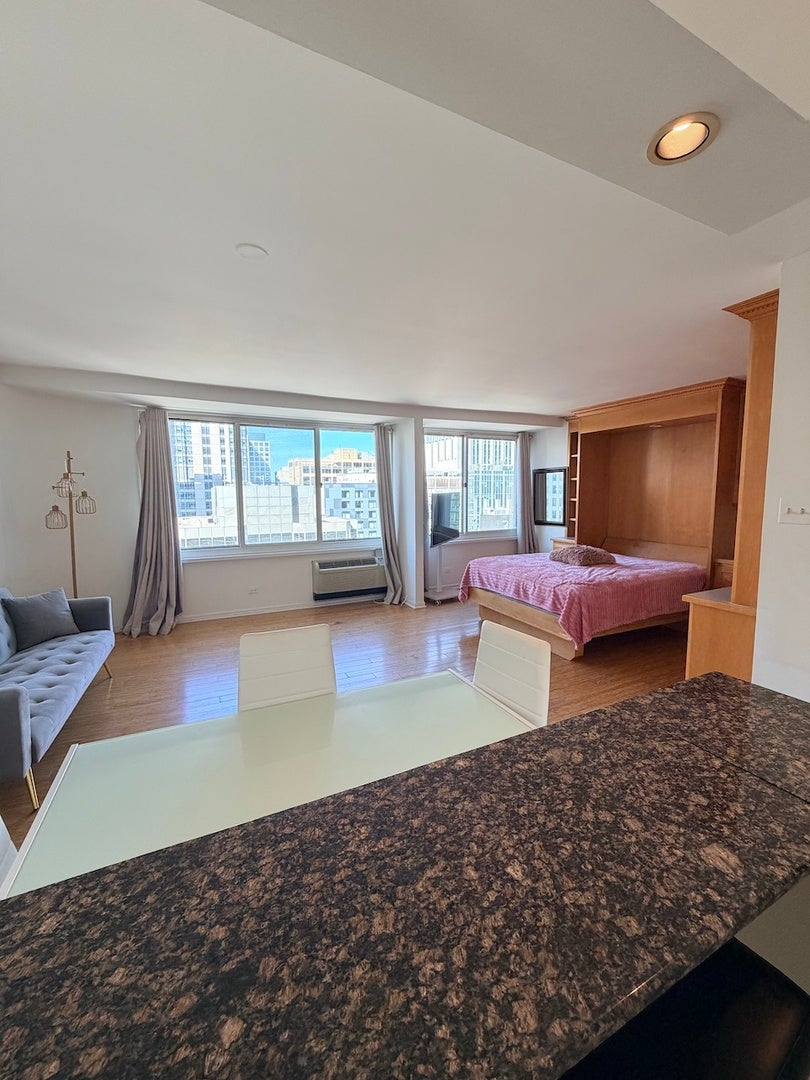 211 E OHIO Street 2706